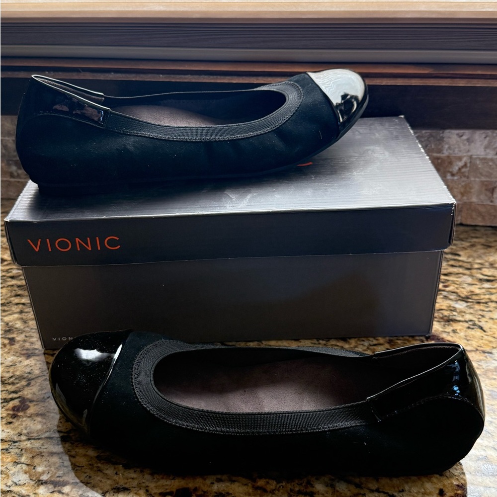 Vionic Slip On Shoes Size 8.5